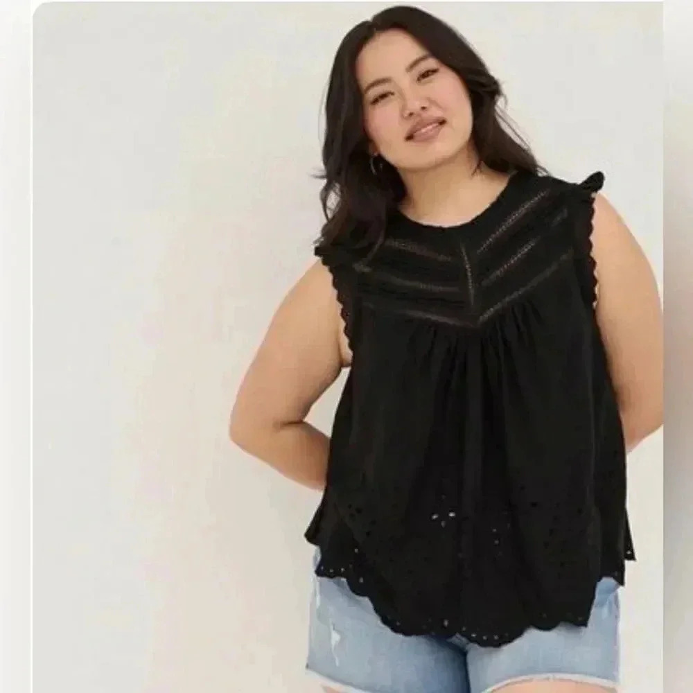A diva Eyelet Pintuck Detail Top